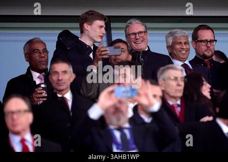 Premierminister Sir Keir Starmer in der Tribüne vor dem Viertelfinale der UEFA Champions League, dem ersten Legspiel im Emirates Stadium, London. Bilddatum: Dienstag, 8. April 2025. Stockfoto