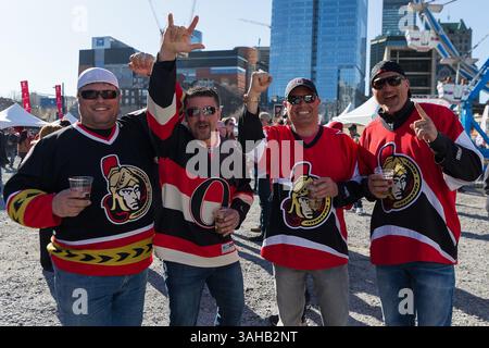 15. April 2015: Die Fans der Ottawa Senators jubeln vor einem NHL-Spiel zwischen den Ottawa Senators und den Montreal Canadiens in einem der Stanley Cup Playoffs 2015 im Bell Centre in Montreal, Quebec, Kanada. Philippe Bouchard/CSM(Bild: © Philippe Bouchard/Cal Sport Medi/Cal Sport Media/ZUMAPRESS.com) Stockfoto