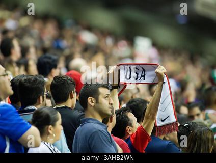 15. April 2015: Fans aus den USA und Mexiko im Alamodome. San Antonio, Texas. (Bild: © Mario Cantu/Cal Sport Media/ZUMAPRESS.com) Stockfoto