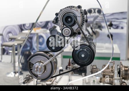 Anschauliches Modell eines Kfz-Motorriemensystems mit Riemenscheibe und Generator Stockfoto