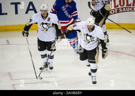 16. April 2015: Der Verteidiger der Pittsburgh Penguins Rob Scuderi (4) verlässt das Eis blutig während des Spiels einer der ersten Runde der Stanley Cup Playoffs zwischen den New York Rangers und den Pittsburgh Penguins im Madison Square Garden in Manhattan, New York. Die New York Rangers besiegen die Pittsburgh Penguins mit 2:1. Obligatorischer Kredit: Kostas Lymperopoulos/CSM (Kredit Bild: © Kostas Lymperopoulos/Cal Sport Media/ZUMAPRESS.com) Stockfoto