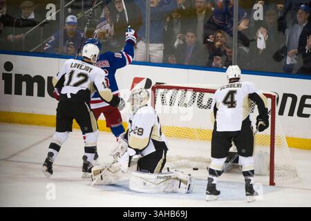 16. April 2015: Der Pittsburgh Penguins-Torwart Marc-Andre Fleury (29) gibt ein Tor auf, als der Pittsburgh Penguins-Verteidiger Ben Lovejoy (12) und der Pittsburgh Penguins-Verteidiger Rob Scuderi (4) während des Spiels eine der ersten Runde der Stanley Cup Playoffs zwischen den New York Rangers und den Pittsburgh Penguins im Madison Square Garden in Manhattan, New York, New York, New York, New York, anschauen. Obligatorischer Kredit: Kostas Lymperopoulos/CSM (Kredit Bild: © Kostas Lymperopoulos/Cal Sport Media/ZUMAPRESS.com) Stockfoto