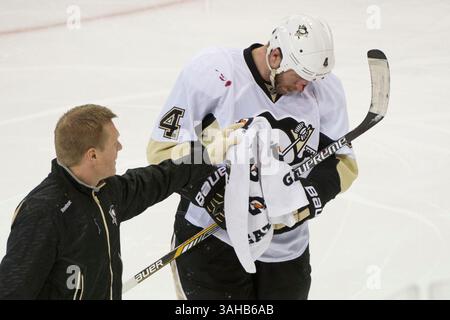 16. April 2015: Rob Scuderi (4), Verteidiger der Pittsburgh Penguins, bekommt ein Handtuch, nachdem er von den New York Rangers während des Spiels einer der ersten Runde der Stanley Cup Playoffs zwischen den New York Rangers und den Pittsburgh Penguins im Madison Square Garden in Manhattan, New York, blutig überreicht wurde. Die New York Rangers besiegen die Pittsburgh Penguins mit 2:1. Obligatorischer Kredit: Kostas Lymperopoulos/CSM (Kredit Bild: © Kostas Lymperopoulos/Cal Sport Media/ZUMAPRESS.com) Stockfoto