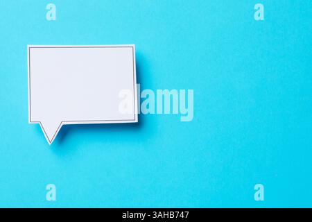 Leere Sprechblase auf hellblauem Hintergrund, Draufsicht. Leerzeichen für Text Stockfoto