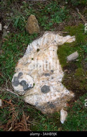 Mineralien in Bergregionen, Mineralablagerungen von Edelsteinen zur Gewinnung Stockfoto