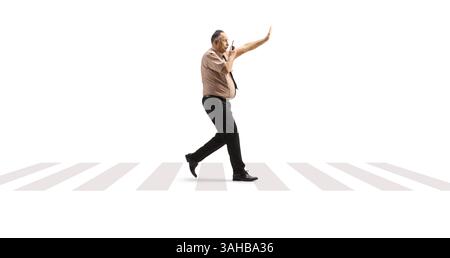 Sicherheitsbeamter, der an einer Fußgängerüberfahrt mit einem Walkie-Talkie auf weißem Hintergrund läuft Stockfoto