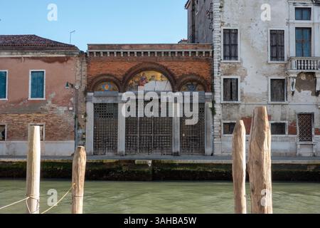 Schöne alte Gebäude neben dem Kanal in der Lagune von Venedig, auf der Insel Murano, Venedig, Italien. Stockfoto