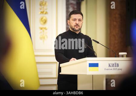 Kiew, Ukraine. April 2025. Der ukrainische Präsident Wolodymyr Zelenskyj hört eine Frage während einer gemeinsamen Pressekonferenz mit dem belgischen Premierminister Bart de Wever im Mariinski-Palast am 8. April 2025 in Kiew, Ukraine. Kredit: Ukrainischer Ratsvorsitz/Pressestelle Des Ukrainischen Präsidenten/Alamy Live News Stockfoto