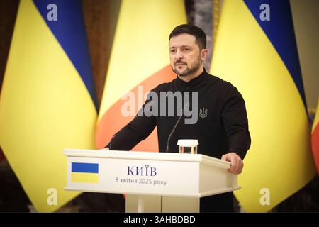 Kiew, Ukraine. April 2025. Der ukrainische Präsident Wolodymyr Zelenskyj hört eine Frage während einer gemeinsamen Pressekonferenz mit dem belgischen Premierminister Bart de Wever im Mariinski-Palast am 8. April 2025 in Kiew, Ukraine. Kredit: Ukrainischer Ratsvorsitz/Pressestelle Des Ukrainischen Präsidenten/Alamy Live News Stockfoto