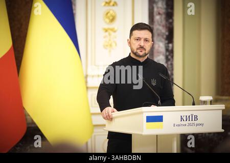 Kiew, Ukraine. April 2025. Der ukrainische Präsident Wolodymyr Zelenskyj hört eine Frage während einer gemeinsamen Pressekonferenz mit dem belgischen Premierminister Bart de Wever im Mariinski-Palast am 8. April 2025 in Kiew, Ukraine. Kredit: Ukrainischer Ratsvorsitz/Pressestelle Des Ukrainischen Präsidenten/Alamy Live News Stockfoto