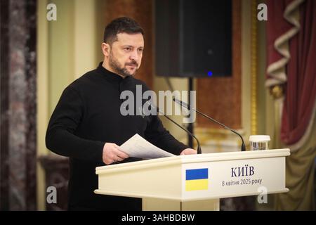 Kiew, Ukraine. April 2025. Der ukrainische Präsident Wolodymyr Zelenskyj hört eine Frage während einer gemeinsamen Pressekonferenz mit dem belgischen Premierminister Bart de Wever im Mariinski-Palast am 8. April 2025 in Kiew, Ukraine. Kredit: Ukrainischer Ratsvorsitz/Pressestelle Des Ukrainischen Präsidenten/Alamy Live News Stockfoto