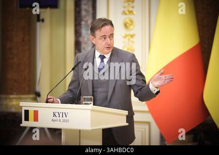 Kiew, Ukraine. April 2025. Der belgische Premierminister Bart de Wever beantwortet eine Frage während einer gemeinsamen Pressekonferenz, die vom ukrainischen Präsidenten Wolodymyr Zelenskij im Mariinski-Palast am 8. April 2025 in Kiew, Ukraine, veranstaltet wurde. Kredit: Ukrainischer Ratsvorsitz/Pressestelle Des Ukrainischen Präsidenten/Alamy Live News Stockfoto