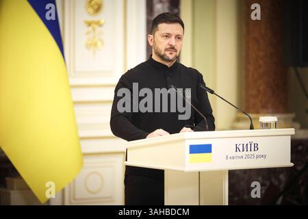 Kiew, Ukraine. April 2025. Der ukrainische Präsident Wolodymyr Zelenskyj hört eine Frage während einer gemeinsamen Pressekonferenz mit dem belgischen Premierminister Bart de Wever im Mariinski-Palast am 8. April 2025 in Kiew, Ukraine. Kredit: Ukrainischer Ratsvorsitz/Pressestelle Des Ukrainischen Präsidenten/Alamy Live News Stockfoto
