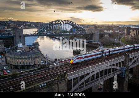 Aus der Vogelperspektive eines Personenzuges, der den Fluss Tyne in Newcastle über die High Level Bridge überquert, mit der Tyne Bridge und der Millennium Bridge dahinter Stockfoto