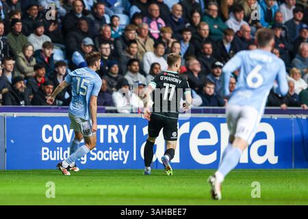 #15, Liam Kitching von Coventry City & #11, Mark O'Mahony aus Portsmouth in Aktion als Coventry City Attack während des Sky Bet Championship Matches zwischen Coventry City und Portsmouth in der Coventry Building Society Arena, Coventry am Mittwoch, den 9. April 2025. (Foto: Stuart Leggett | MI News) Credit: MI News & Sport /Alamy Live News Stockfoto