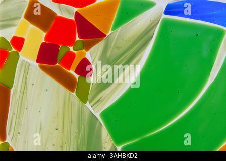 Buntes abstraktes Buntglas mit verschiedenen Farben. Das harmonische Design ruft Kreativität, Kunstfertigkeit und ästhetische Lebendigkeit hervor Stockfoto