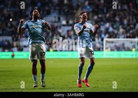 Milan van Ewijk aus Coventry City und Jamie Paterson aus Coventry City feiern ihren Sieg nach dem Sky Bet Championship Match Coventry City gegen Portsmouth in der Coventry Building Society Arena, Coventry, Großbritannien, 9. April 2025 (Foto: Gareth Evans/News Images) Stockfoto