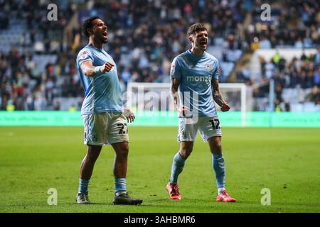 Coventry, Großbritannien. April 2025. Milan van Ewijk aus Coventry City und Jamie Paterson aus Coventry City feiern ihren Sieg nach dem Sky Bet Championship Match Coventry City gegen Portsmouth in der Coventry Building Society Arena, Coventry, Großbritannien, 9. April 2025 (Foto: Gareth Evans/News Images) in Coventry, Großbritannien am 9. April 2025. (Foto: Gareth Evans/News Images/SIPA USA) Credit: SIPA USA/Alamy Live News Stockfoto
