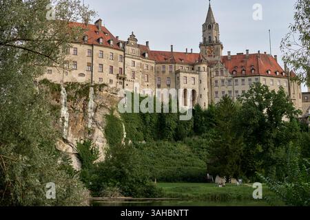 Majestätisches Schloss Sigmaringen auf einer zerklüfteten Klippe über der beschaulichen Donau: Die historische Residenz Hohenzollern zeigt mittelalterliche Architektur und königliche Architektur Stockfoto