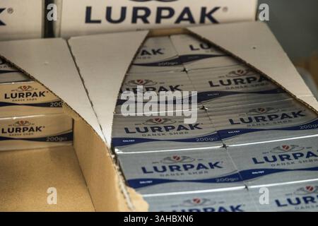 Lurpak ist eine dänische Buttermarke von Arla Foods in einem Netto-Supermarkt in Kopenhagen. ARLA und das deutsche Molkereiunternehmen DMK Group streben eine Fusion an. Kopenhagen Dänemark Copyright: XKristianxTuxenxLadegaardxBergx KTLB Arla3 Stockfoto