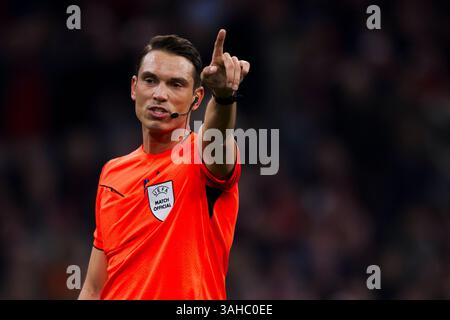 München, Deutschland. 8. April 2025. Schiedsrichter Sandro Scharer gibt in der K.-o.-Phase der UEFA Champions League 2024/25 das Viertelfinale des ersten Legs des Fußballspiels zwischen dem FC Bayern München und dem FC Internazionale Gesten. Quelle: Nicolò Campo/Alamy Live News Stockfoto