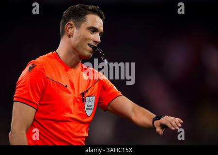 München, Deutschland. 8. April 2025. Schiedsrichter Sandro Scharer gibt in der K.-o.-Phase der UEFA Champions League 2024/25 das Viertelfinale des ersten Legs des Fußballspiels zwischen dem FC Bayern München und dem FC Internazionale Gesten. Quelle: Nicolò Campo/Alamy Live News Stockfoto