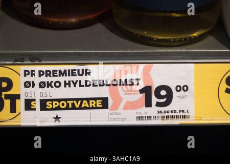 Dieses Foto, das am 9. April 2025 in einem Netto-Supermarkt in Kopenhagen aufgenommen wurde, zeigt ein Preisschild, das mit einem schwarzen Stern markiert ist, um Verbrauchern zu helfen, Lebensmittel aus europäischer Produktion zu identifizieren und zu kaufen, während einige Aktivisten zu einem Boykott von Waren und Dienstleistungen aufrufen, die in den USA hergestellt werden, um gegen die Politik von US-Präsident Trump zu protestieren. Kopenhagen Dänemark Copyright: XKristianxTuxenxLadegaardxBergx KTLBprice tag5 Stockfoto