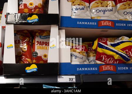 Dieses Foto, das am 9. April 2025 in einem Netto-Supermarkt in Kopenhagen aufgenommen wurde, zeigt ein Preisschild, das mit einem schwarzen Stern markiert ist, um Verbrauchern zu helfen, Lebensmittel aus europäischer Produktion zu identifizieren und zu kaufen, während einige Aktivisten zu einem Boykott von Waren und Dienstleistungen aufrufen, die in den USA hergestellt werden, um gegen die Politik von US-Präsident Trump zu protestieren. Kopenhagen Dänemark Copyright: XKristianxTuxenxLadegaardxBergx KTLBprice tag6 Stockfoto