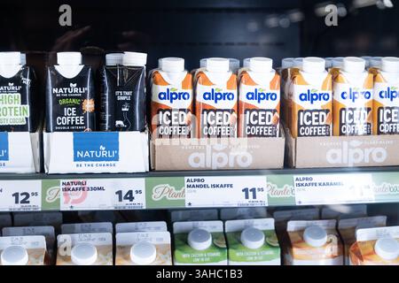 Dieses Foto, das am 9. April 2025 in einem Netto-Supermarkt in Kopenhagen aufgenommen wurde, zeigt ein Preisschild, das mit einem schwarzen Stern markiert ist, um Verbrauchern zu helfen, Lebensmittel aus europäischer Produktion zu identifizieren und zu kaufen, während einige Aktivisten zu einem Boykott von Waren und Dienstleistungen aufrufen, die in den USA hergestellt werden, um gegen die Politik von US-Präsident Trump zu protestieren. Kopenhagen Dänemark Copyright: XKristianxTuxenxLadegaardxBergx KTLBprice tag7 Stockfoto