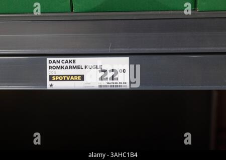 Dieses Foto, das am 9. April 2025 in einem Netto-Supermarkt in Kopenhagen aufgenommen wurde, zeigt ein Preisschild, das mit einem schwarzen Stern markiert ist, um Verbrauchern zu helfen, Lebensmittel aus europäischer Produktion zu identifizieren und zu kaufen, während einige Aktivisten zu einem Boykott von Waren und Dienstleistungen aufrufen, die in den USA hergestellt werden, um gegen die Politik von US-Präsident Trump zu protestieren. Kopenhagen Dänemark Copyright: XKristianxTuxenxLadegaardxBergx KTLBprice tag1 Stockfoto