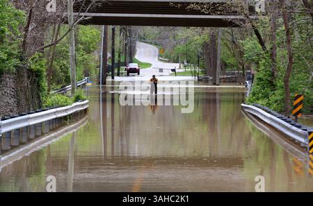 Louisville, Usa. April 2025. Die Einwohner sind gezwungen, durch Hochwasser zu waten, um zu ihren Häusern zu gelangen, da am Mittwoch, den 9. April 2025, in Louisville, Kentucky, auf den Ohio River zu warten ist. Nach mehreren Tagen heftigen Regens in Louisville und Kentucky wurden viele Einwohner von ihren Häusern und Geschäften gezwungen, bis das Wasser zurückgeht. Der Fluss wird am Mittwoch in Louisville auf den Gipfel gesetzt, was eines der zehn schlimmsten Hochwasserereignisse in der Geschichte der Stadt darstellt. Foto von John Sommers II/UPI Credit: UPI/Alamy Live News Stockfoto