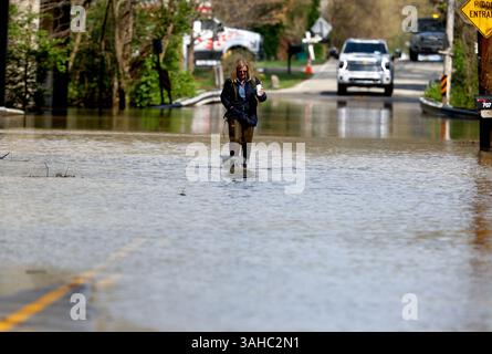 Louisville, Usa. April 2025. Die Einwohner sind gezwungen, durch Hochwasser zu waten, um zu ihren Häusern zu gelangen, da am Mittwoch, den 9. April 2025, in Louisville, Kentucky, auf den Ohio River zu warten ist. Nach mehreren Tagen heftigen Regens in Louisville und Kentucky wurden viele Einwohner von ihren Häusern und Geschäften gezwungen, bis das Wasser zurückgeht. Der Fluss wird am Mittwoch in Louisville auf den Gipfel gesetzt, was eines der zehn schlimmsten Hochwasserereignisse in der Geschichte der Stadt darstellt. Foto von John Sommers II/UPI Credit: UPI/Alamy Live News Stockfoto