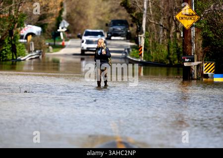 Louisville, Usa. April 2025. Die Einwohner sind gezwungen, durch Hochwasser zu waten, um zu ihren Häusern zu gelangen, da am Mittwoch, den 9. April 2025, in Louisville, Kentucky, auf den Ohio River zu warten ist. Nach mehreren Tagen heftigen Regens in Louisville und Kentucky wurden viele Einwohner von ihren Häusern und Geschäften gezwungen, bis das Wasser zurückgeht. Der Fluss wird am Mittwoch in Louisville auf den Gipfel gesetzt, was eines der zehn schlimmsten Hochwasserereignisse in der Geschichte der Stadt darstellt. Foto von John Sommers II/UPI Credit: UPI/Alamy Live News Stockfoto