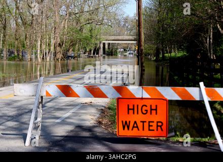 Louisville, Usa. April 2025. Die Einwohner sind gezwungen, durch Hochwasser zu waten, um zu ihren Häusern zu gelangen, da am Mittwoch, den 9. April 2025, in Louisville, Kentucky, auf den Ohio River zu warten ist. Nach mehreren Tagen heftigen Regens in Louisville und Kentucky wurden viele Einwohner von ihren Häusern und Geschäften gezwungen, bis das Wasser zurückgeht. Der Fluss wird am Mittwoch in Louisville auf den Gipfel gesetzt, was eines der zehn schlimmsten Hochwasserereignisse in der Geschichte der Stadt darstellt. Foto von John Sommers II/UPI Credit: UPI/Alamy Live News Stockfoto