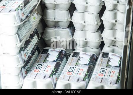 Blick auf Eier in Tabletts zum Verkauf in einem Netto-Supermarkt in Kopenhagen. Stockfoto