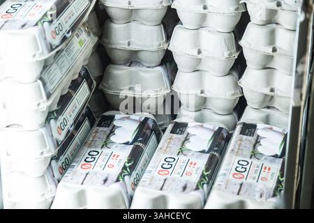 Kopenhagen, Dänemark. April 2025. Blick auf Eier in Tabletts zum Verkauf in einem Netto-Supermarkt in Kopenhagen. (Credit Image: © Kristian Tuxen Ladegaard Berg/SOPA Images via ZUMA Press Wire) NUR REDAKTIONELLE VERWENDUNG! Nicht für kommerzielle ZWECKE! Stockfoto