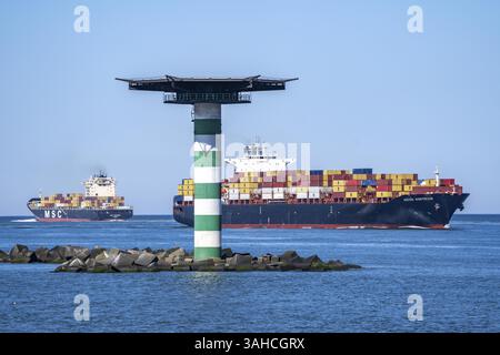 Containerfrachter Agios Dimitrios, der in den Hafen von Maasvlakte 2 einfährt, MSC-Containerschiff Rosaria, das Rotterdam, Niederlande, verlässt Stockfoto