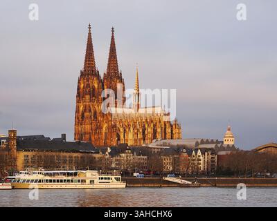 Blick auf den Rhein mit Dom, Sonnenaufgang, Köln, Deutschland, Europa Stockfoto
