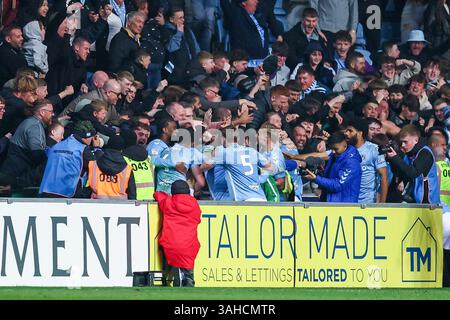 Die Spieler von Coventry City feiern das Tor beim Sky Bet Championship-Spiel zwischen Coventry City und Portsmouth am Mittwoch, den 9. April 2025, in der Coventry Building Society Arena in Coventry. (Foto: Stuart Leggett | MI News) Credit: MI News & Sport /Alamy Live News Stockfoto