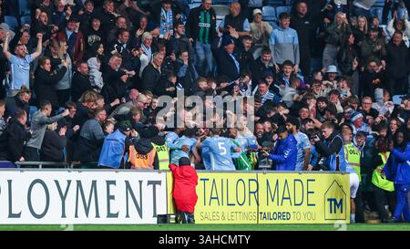 Die Spieler von Coventry City feiern das Tor beim Sky Bet Championship-Spiel zwischen Coventry City und Portsmouth am Mittwoch, den 9. April 2025, in der Coventry Building Society Arena in Coventry. (Foto: Stuart Leggett | MI News) Credit: MI News & Sport /Alamy Live News Stockfoto