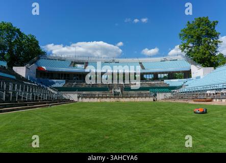 Das Steffi Graf Stadion in Berlin Grunewald ist ein berühmter Tennisplatz, der nach der berühmten deutschen Tennislegende benannt wurde und leer unter blauem Himmel zu sehen ist. Stockfoto