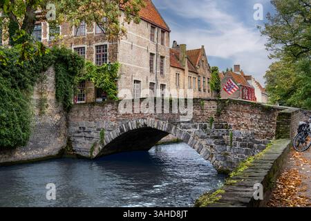 BRÜGGE, BELGIEN - 27.09.2024: Blick auf die Bürgerhäuser und die Brücke über den Kanal in Brügge, Belgien Stockfoto