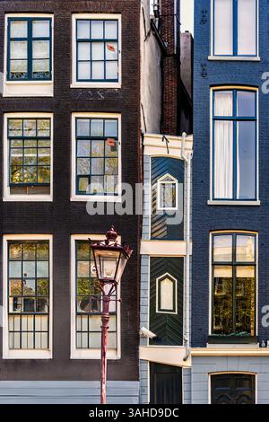 Sehr kleines schmales Haus am Kanal in Amsterdam, Niederlande Stockfoto