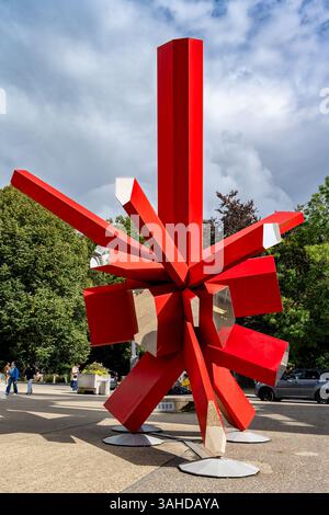 Brüssel, Belgien - 28.09.2024: Rote Skulptur, RockGrowth Atomium 808, im Atomium. Blick auf Spiegel und Reflexionen außerhalb des Atomiums in Brussel Stockfoto