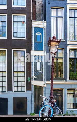 Sehr kleines schmales Haus am Kanal in Amsterdam, Niederlande Stockfoto