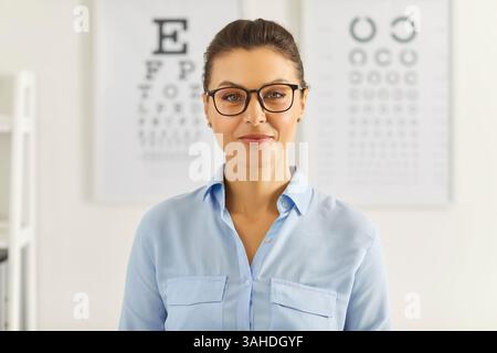 Foto einer zufriedenen Augenärztin, die in der Augenklinik posiert Stockfoto