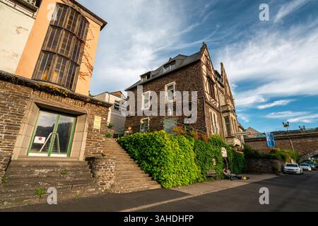 Bezaubernde historische Gebäude in der Nähe von Schloss Cochem im Sommer Stockfoto