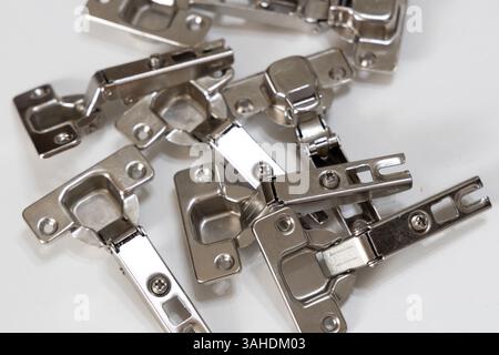 Metallscharniere für einen Kleiderschrank in Nahaufnahme dargestellt. Geeignet für die Illustration von Möbeln, Heimwerkerbau und Renovierung von Häusern Stockfoto
