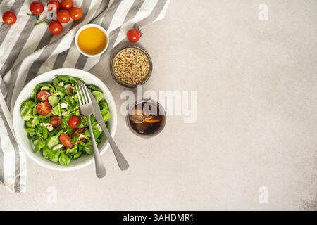 Tomaten- und Mozzarella-Salat mit Pinienkernen und Gabel. Stockfoto