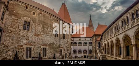 Innenhof der Burg Hunedoara Vajdahunyad mit gotischem und Renaissance-Palast und Torturm Stockfoto